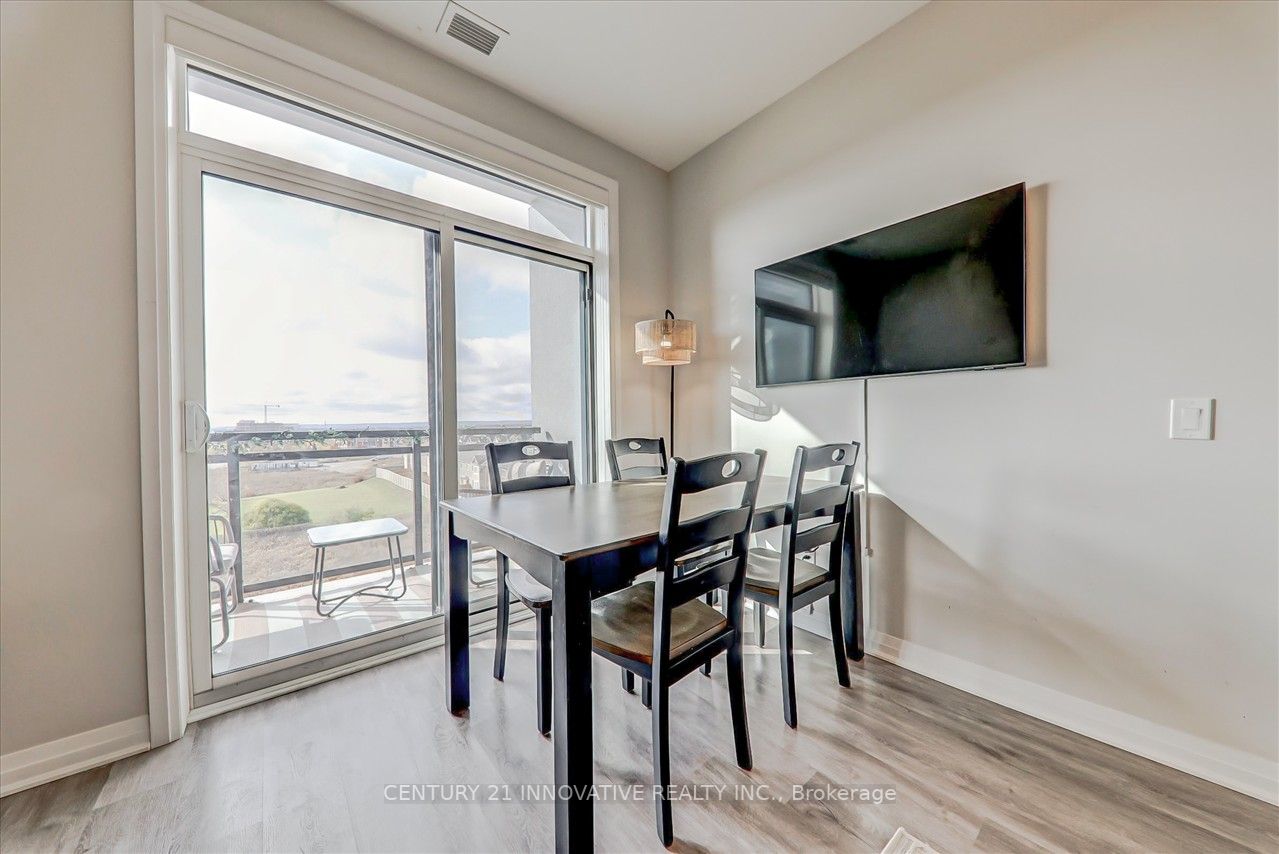 95 Dundas St W, #422