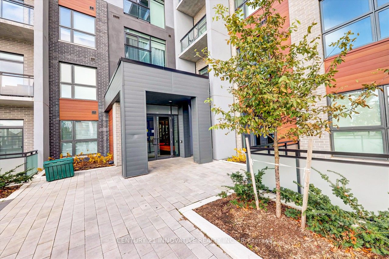 95 Dundas St W, #422