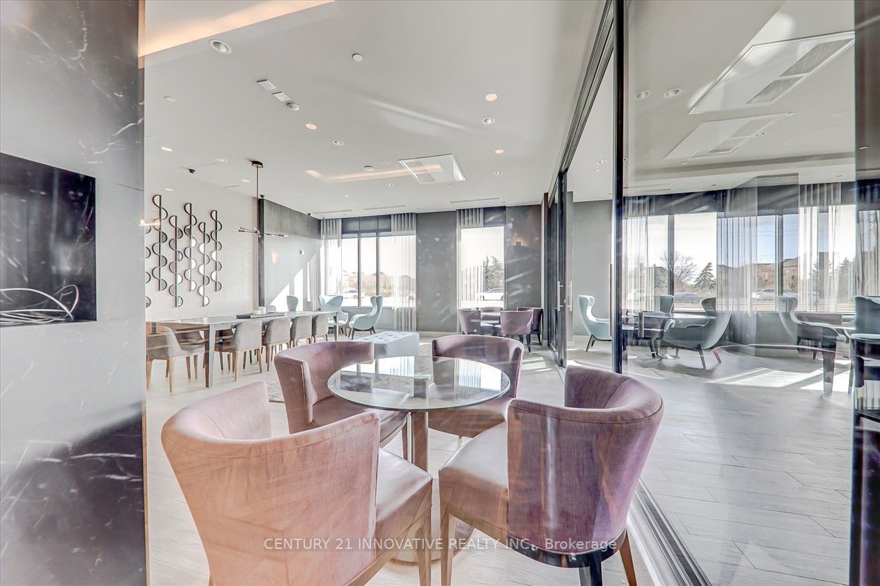 95 Dundas St W, #422