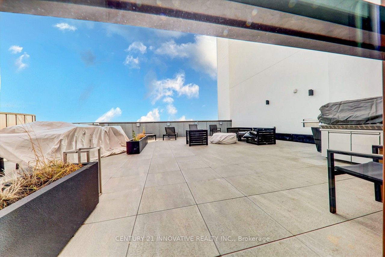 95 Dundas St W, #422