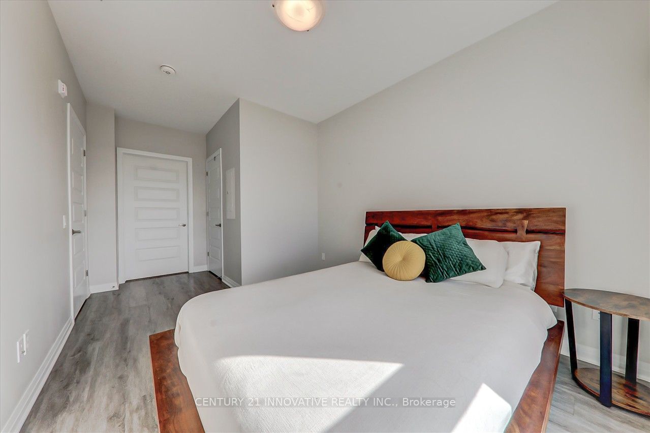 95 Dundas St W, #422