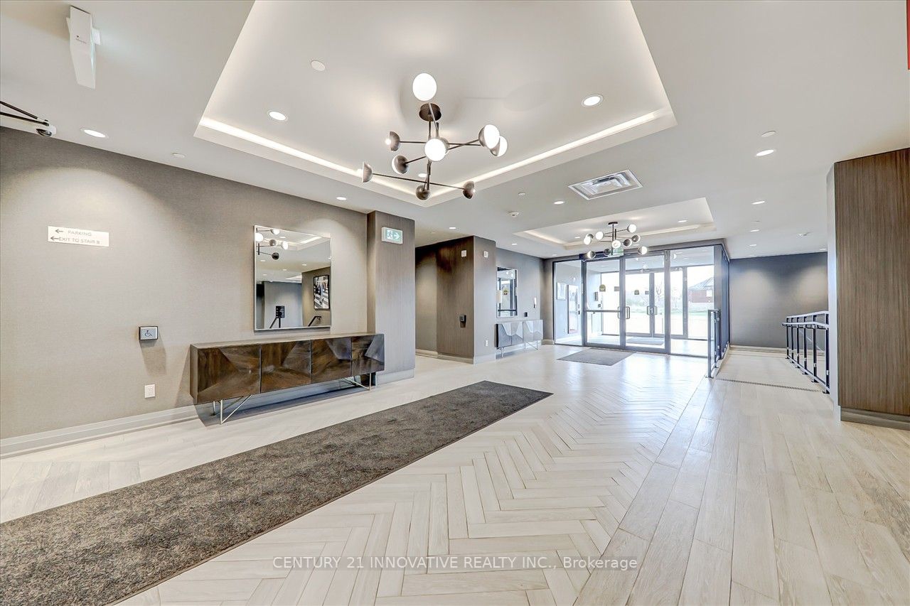 95 Dundas St W, #422
