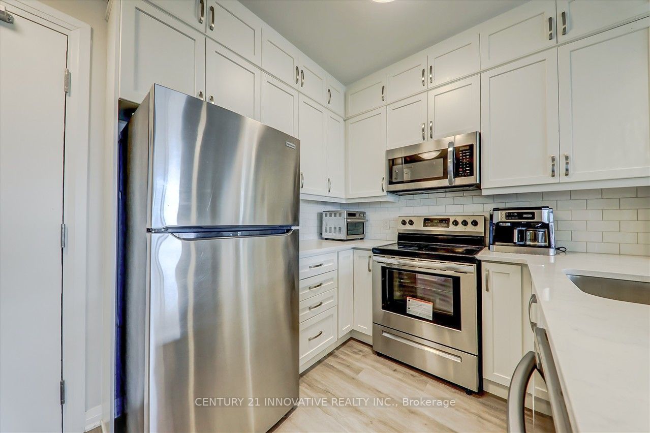 95 Dundas St W, #422