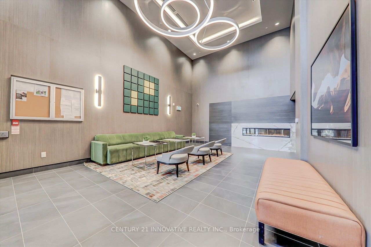 95 Dundas St W, #422