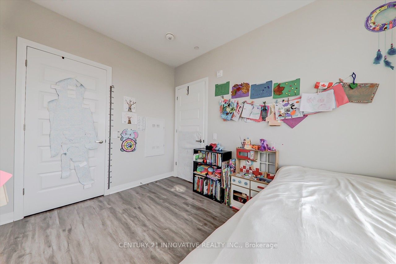 95 Dundas St W, #422