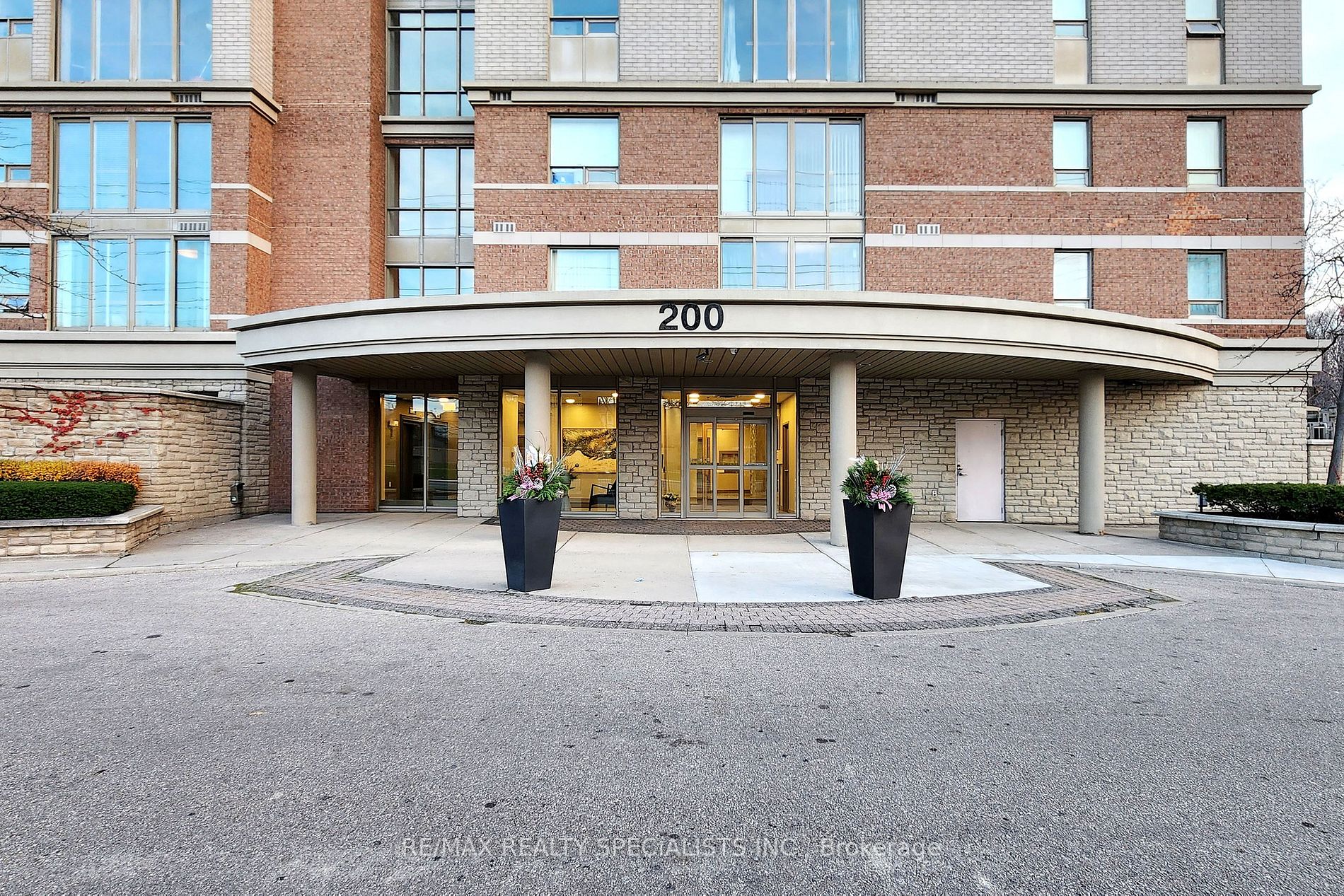 200 Burnhamthorpe Rd E, #101