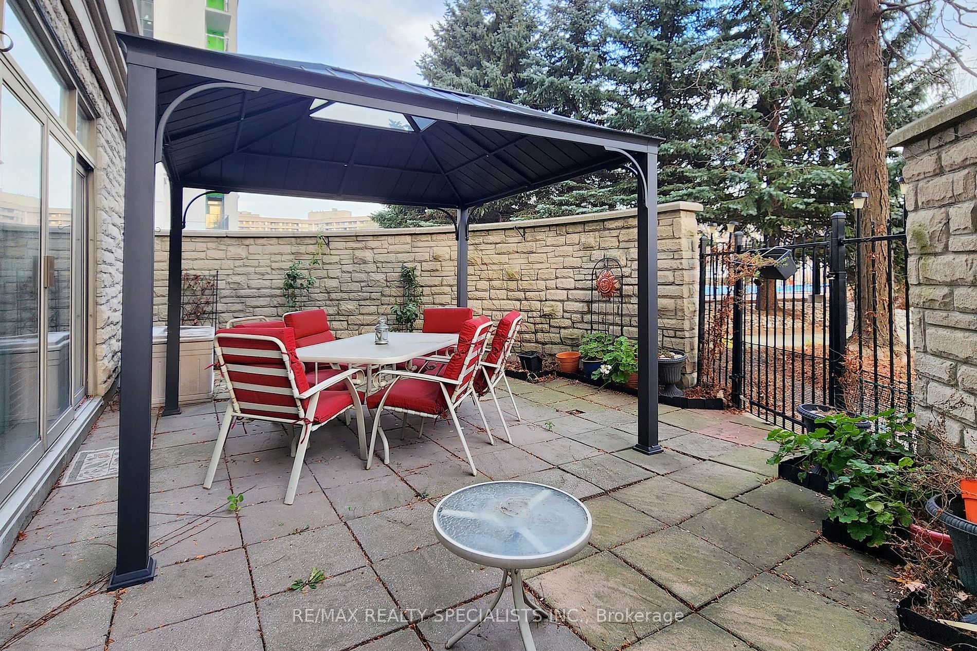 200 Burnhamthorpe Rd E, #101