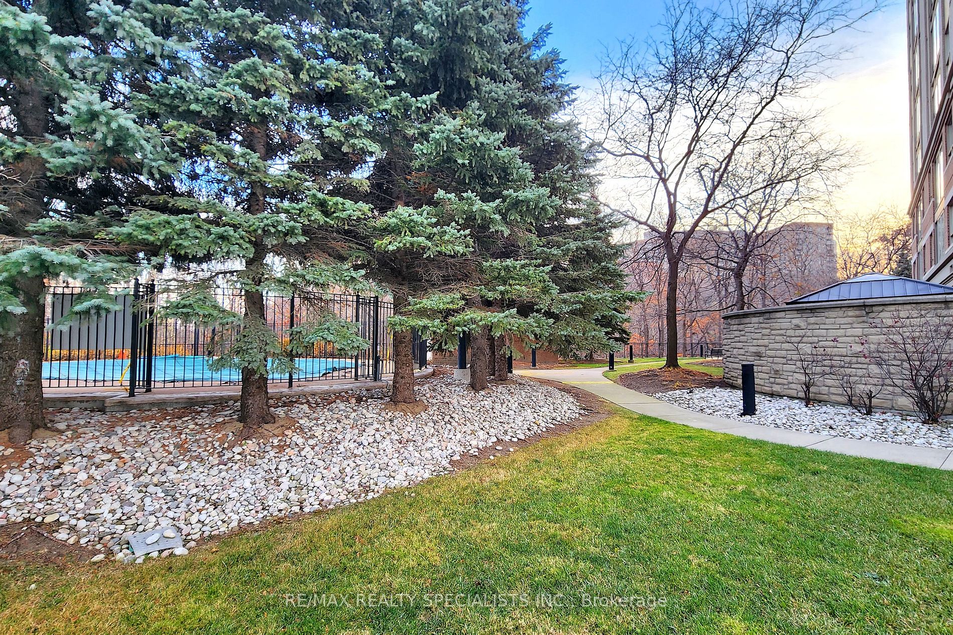 200 Burnhamthorpe Rd E, #101