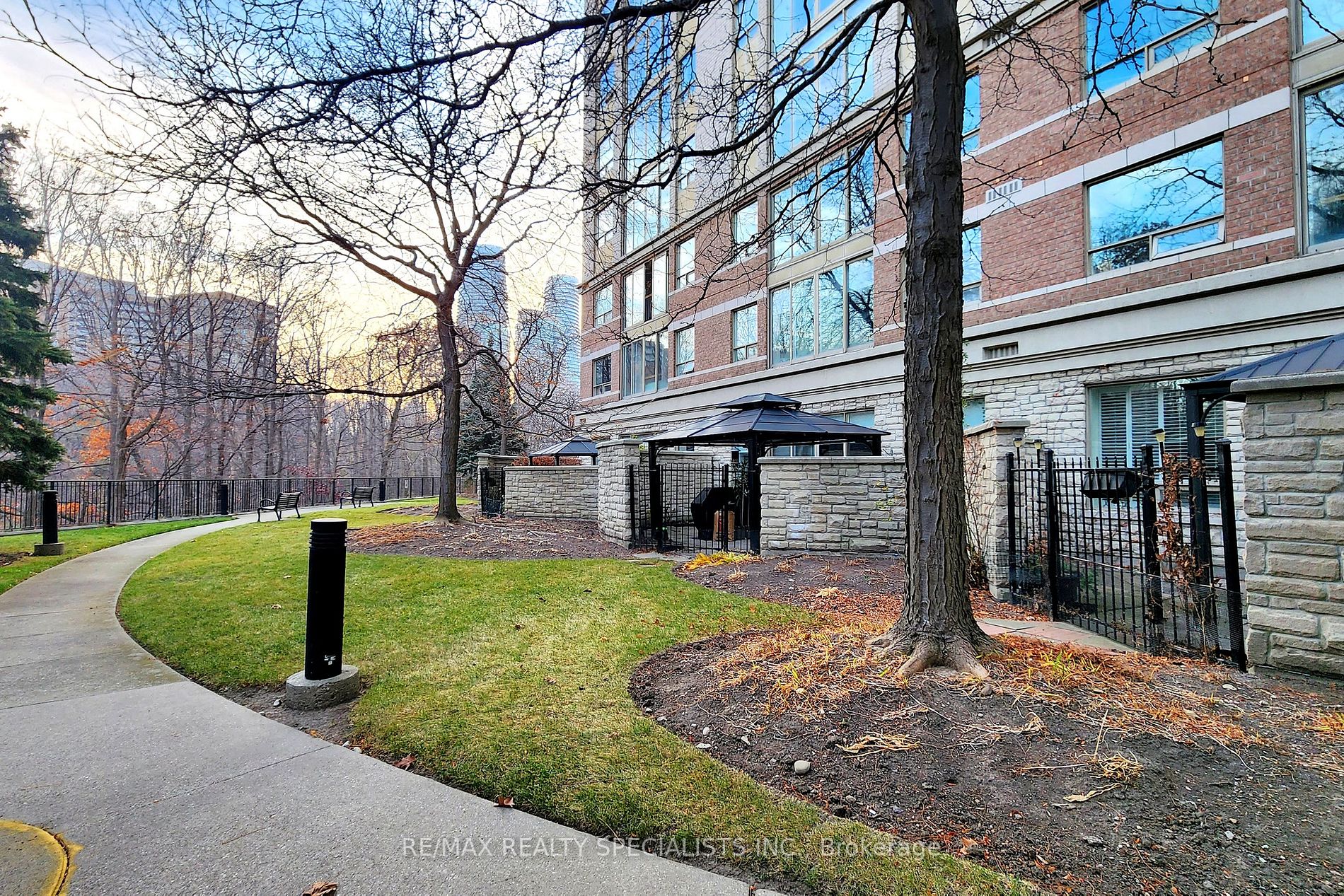 200 Burnhamthorpe Rd E, #101