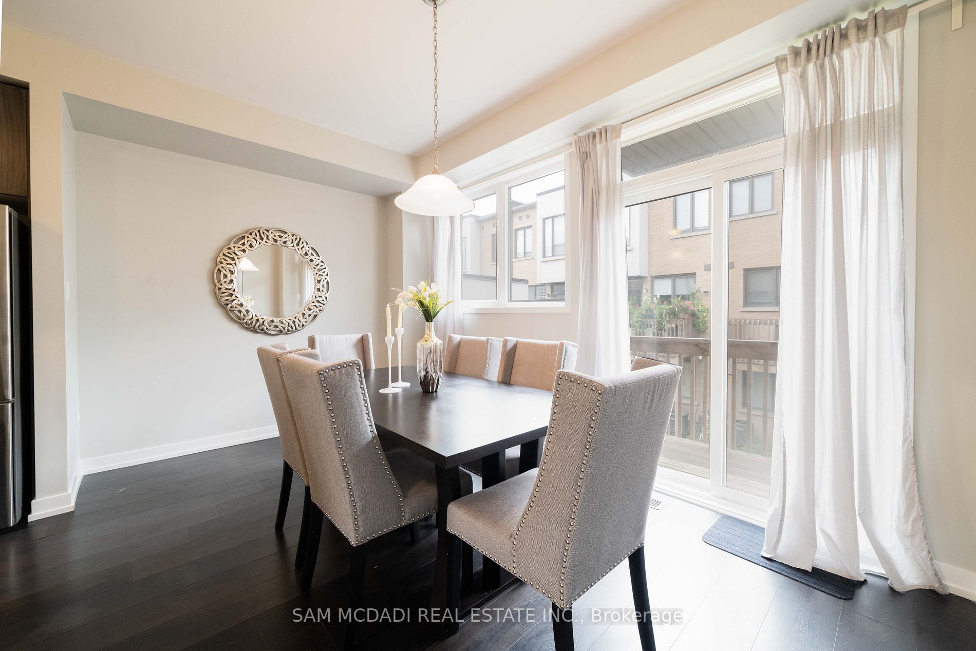220 Squire Cres