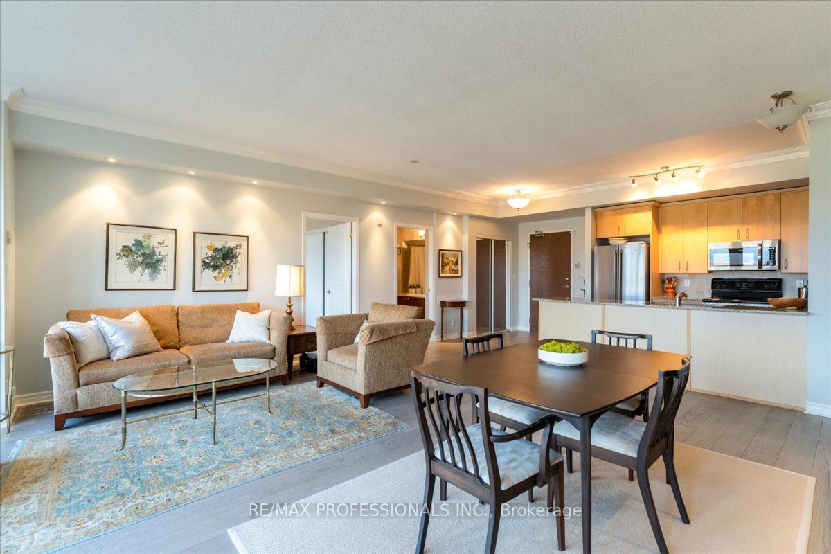 4196 Dundas St W, #607