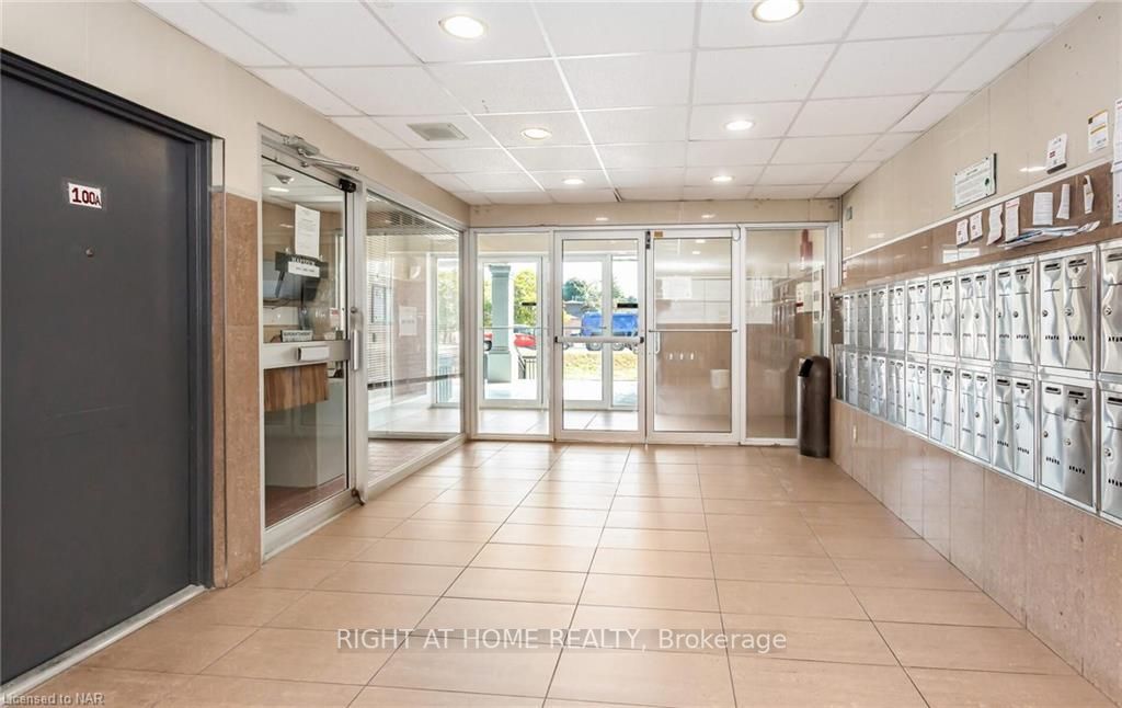 3025 The Credit Woodlands Drive, #208