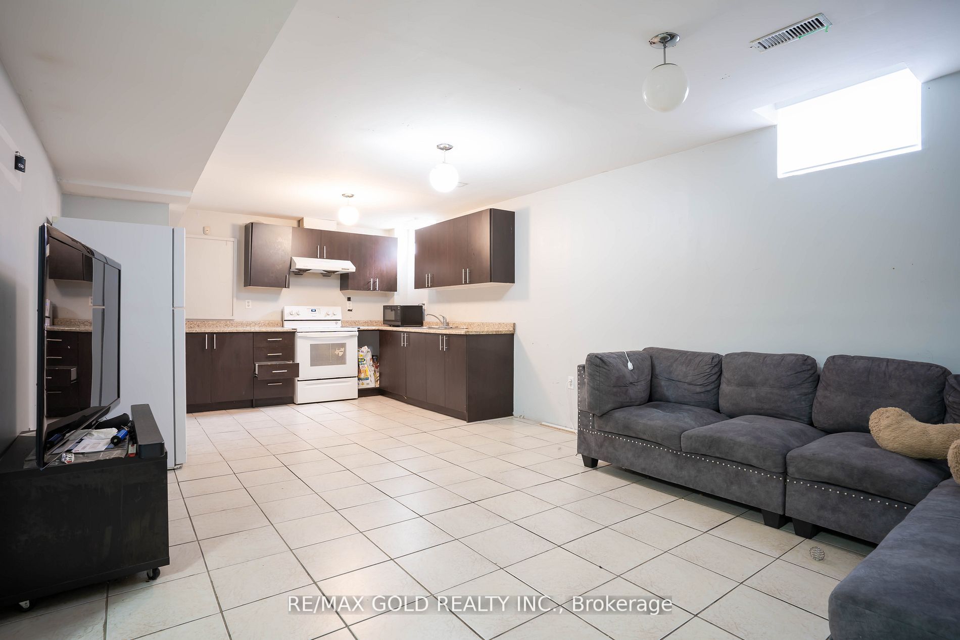 8 Upshall Dr