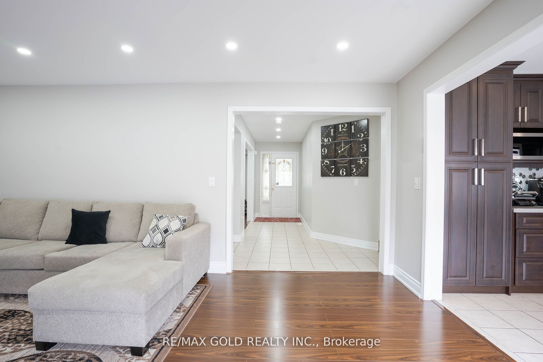 8 Upshall Dr