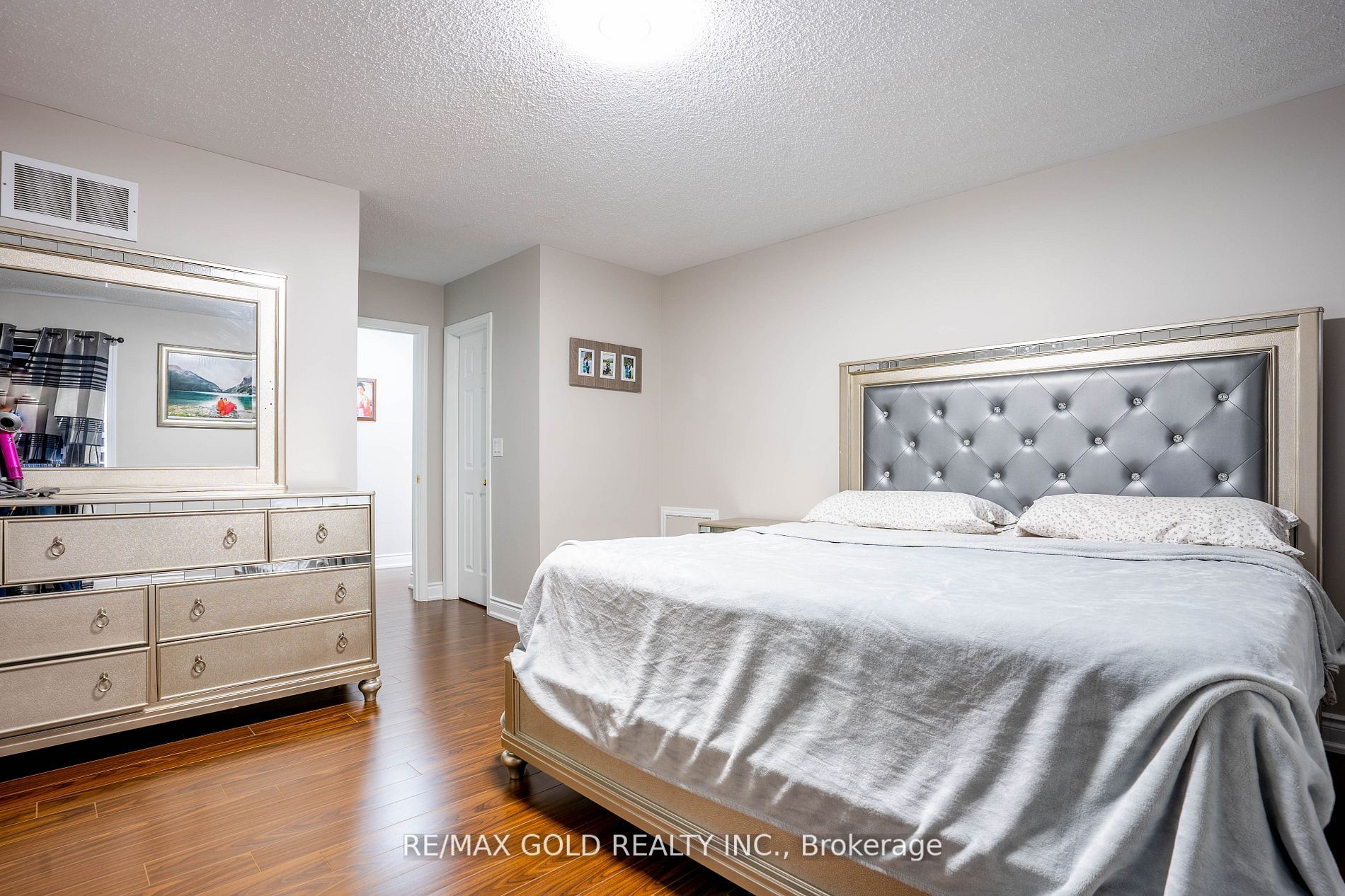 8 Upshall Dr