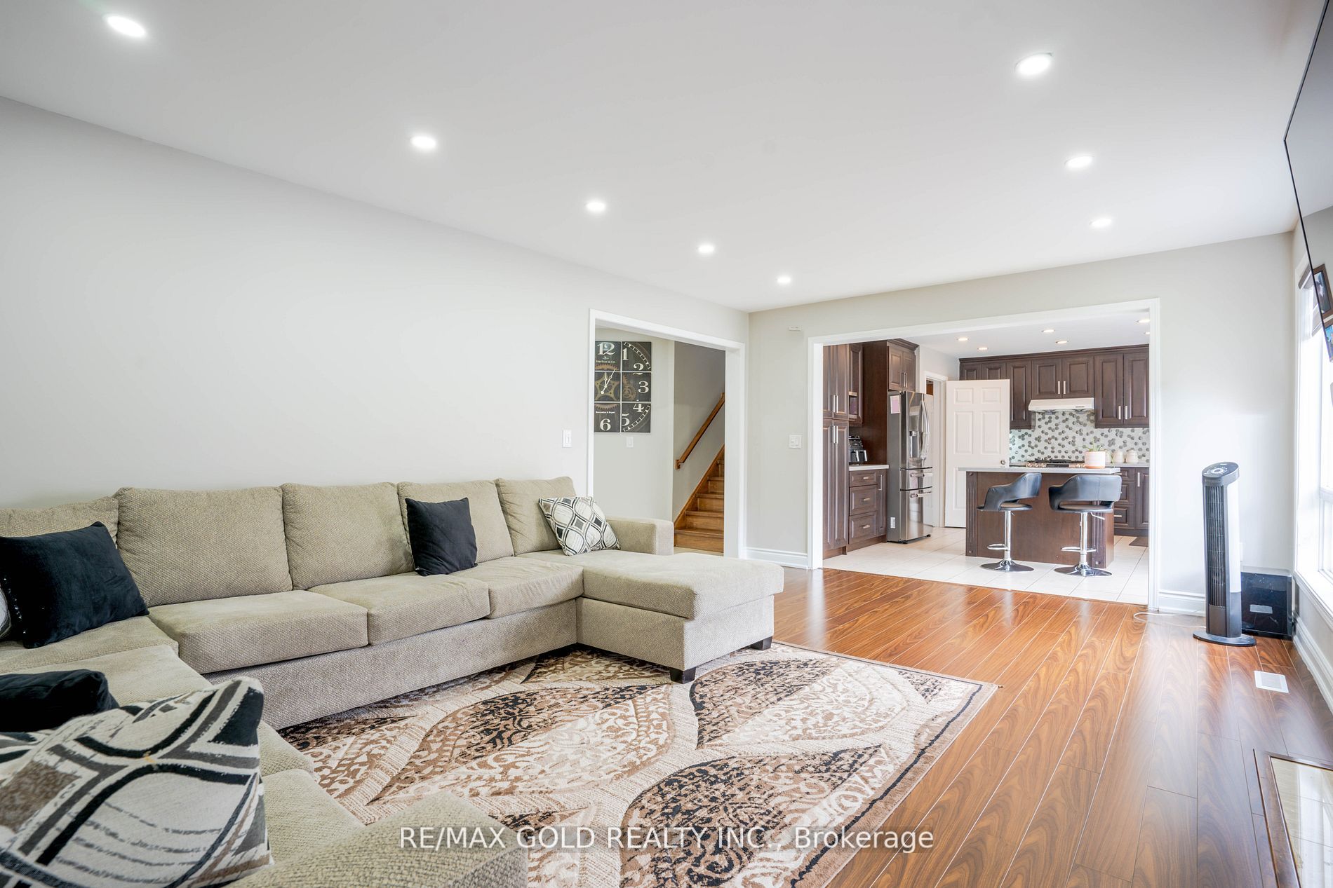 8 Upshall Dr