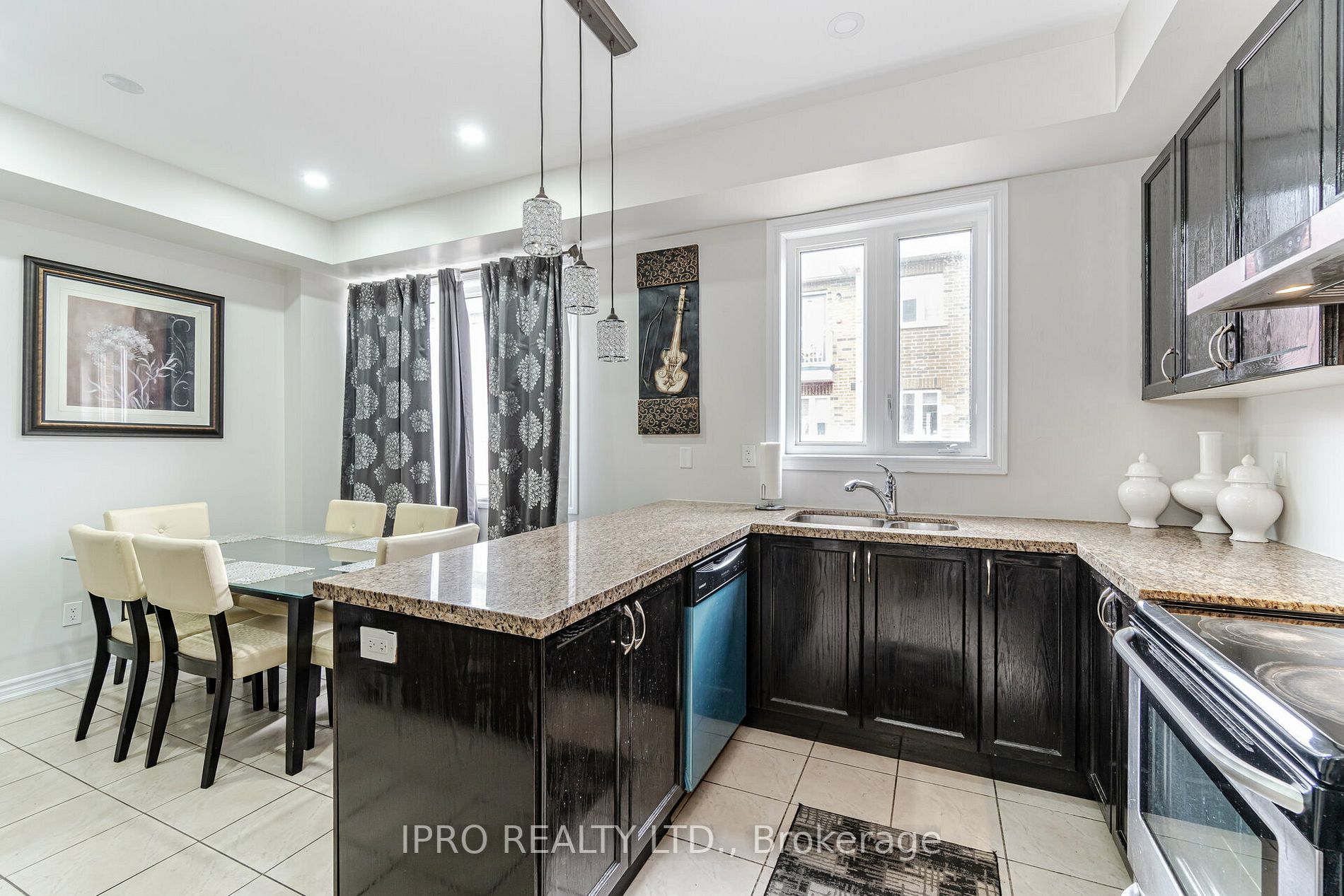 18 Hobart Gdns
