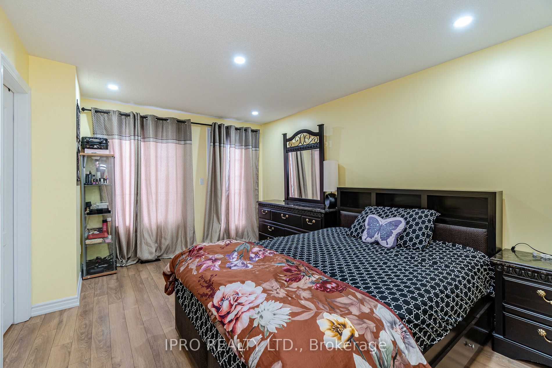 18 Hobart Gdns