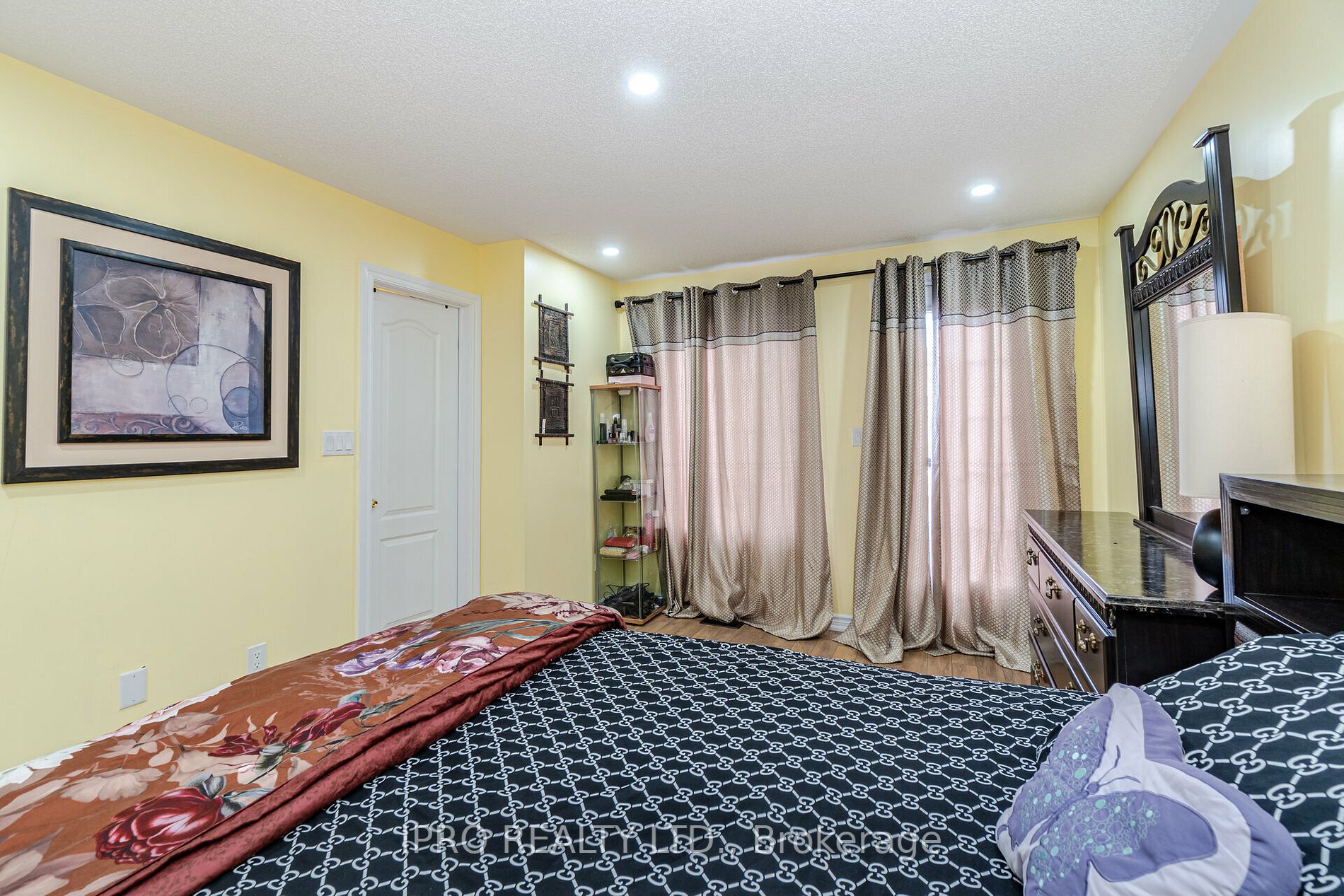 18 Hobart Gdns