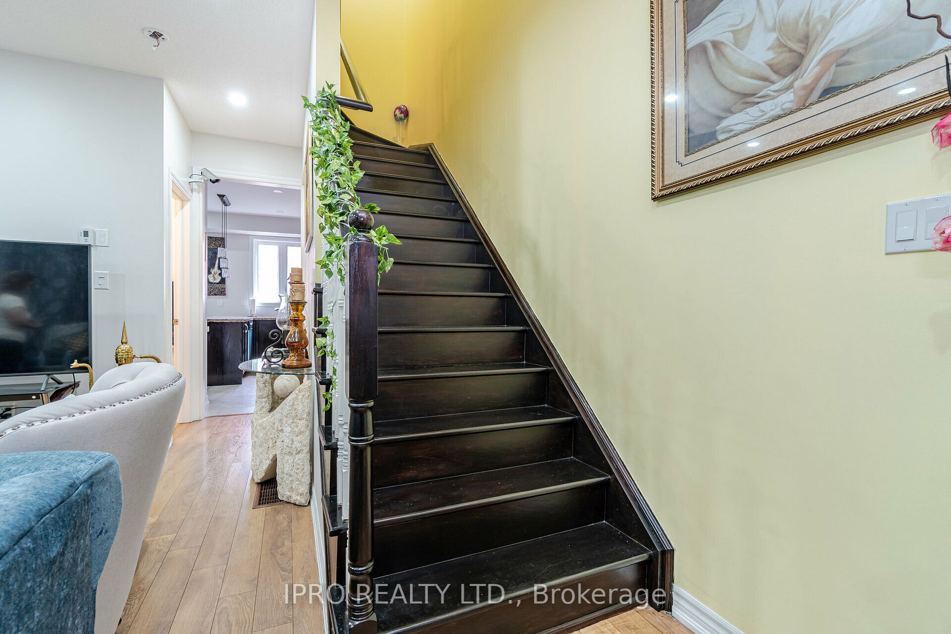 18 Hobart Gdns