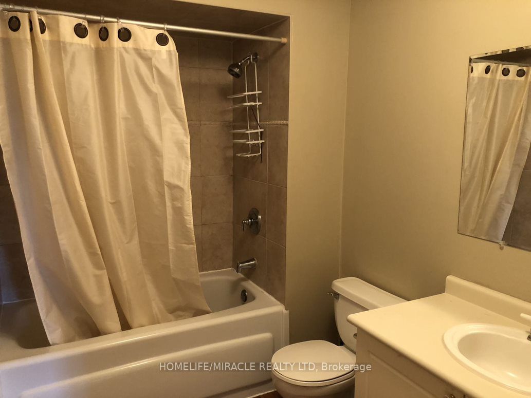 182 Howard Cres
