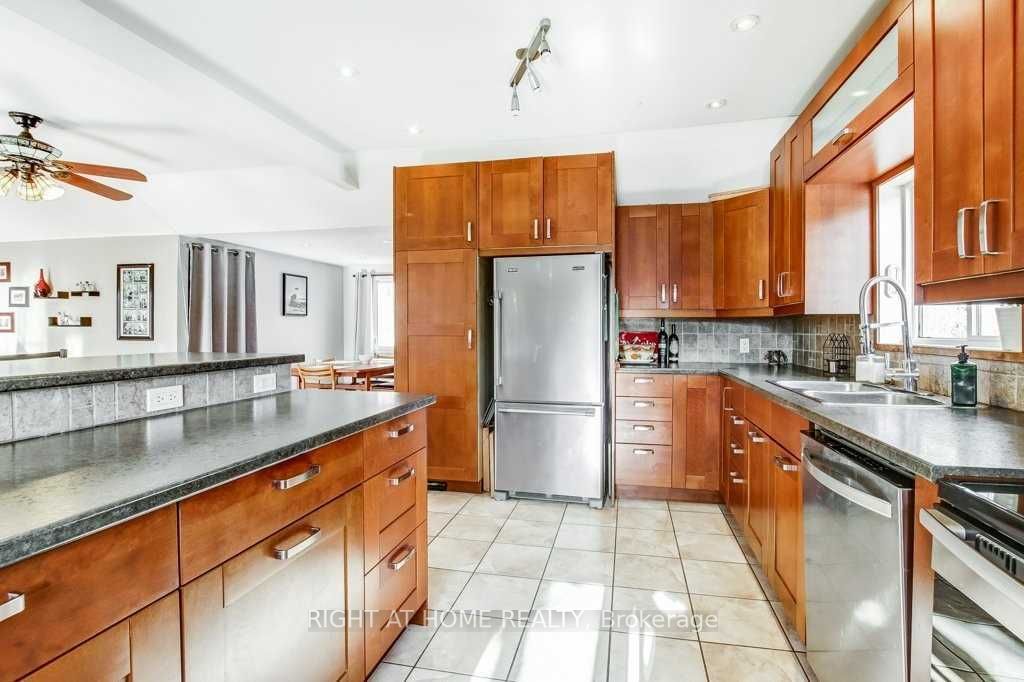 1364 Queen St W