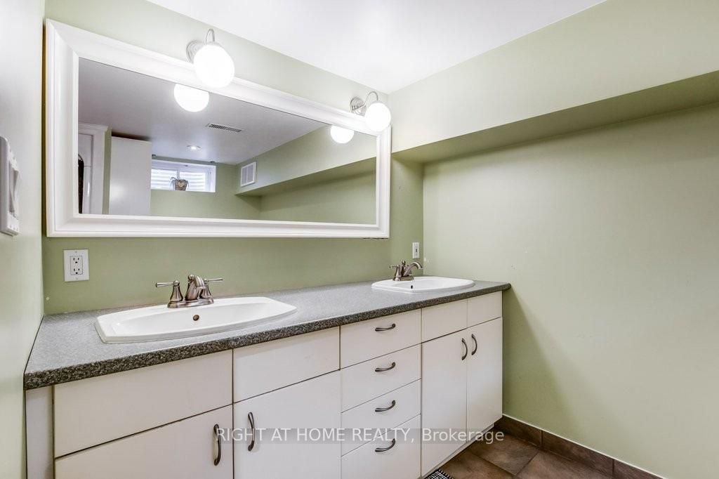 1364 Queen St W