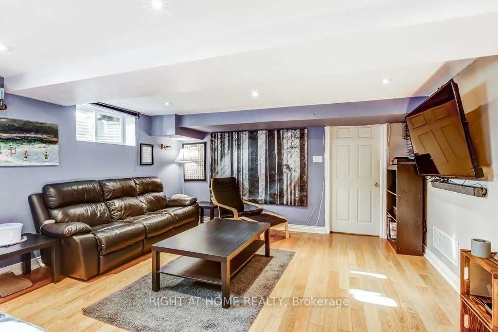 1364 Queen St W