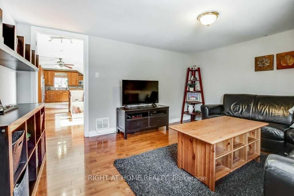 1364 Queen St W