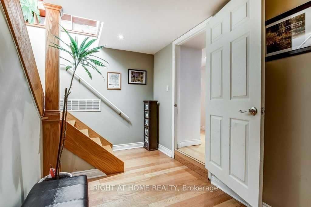1364 Queen St W