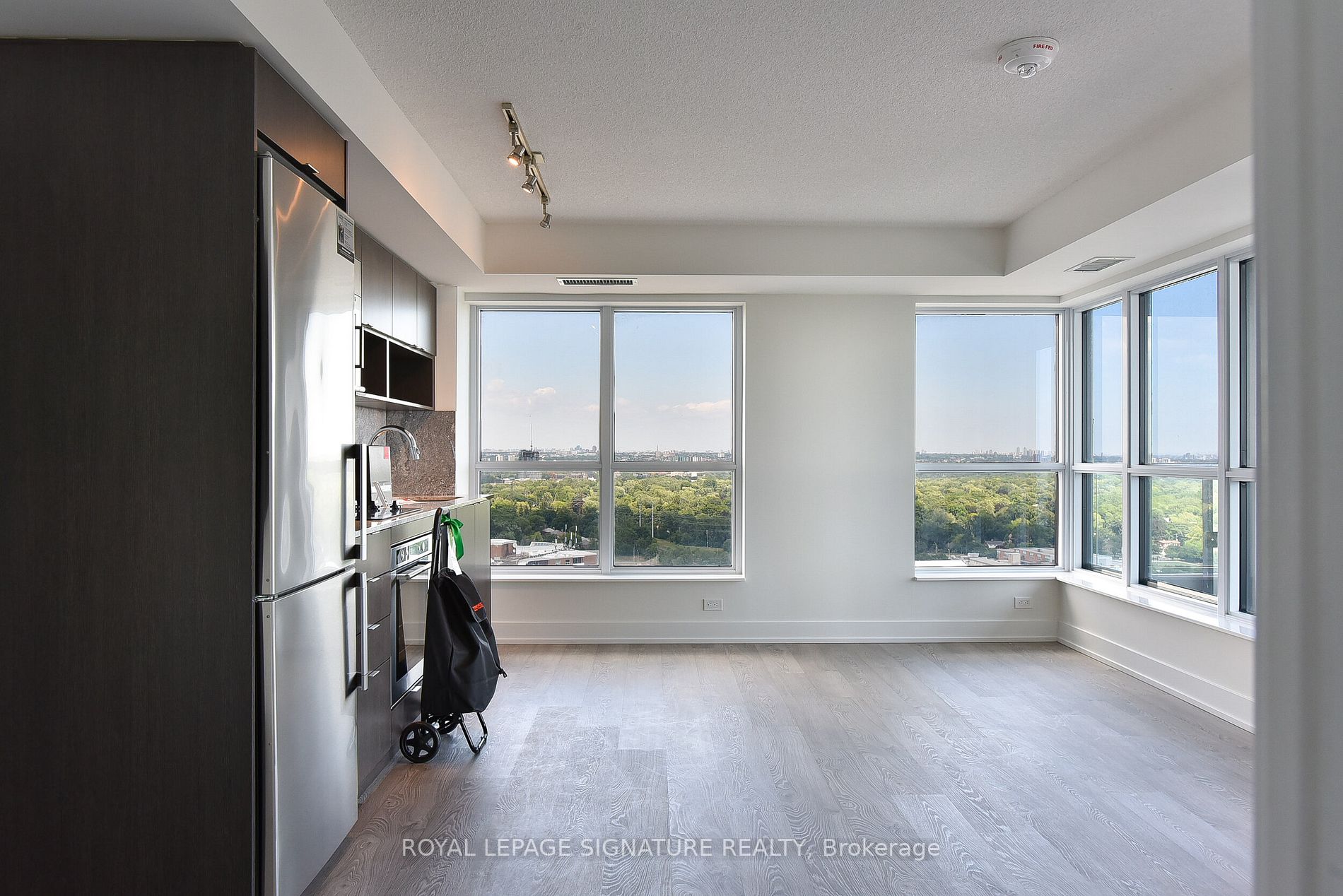 7 Mabelle Ave, #2308