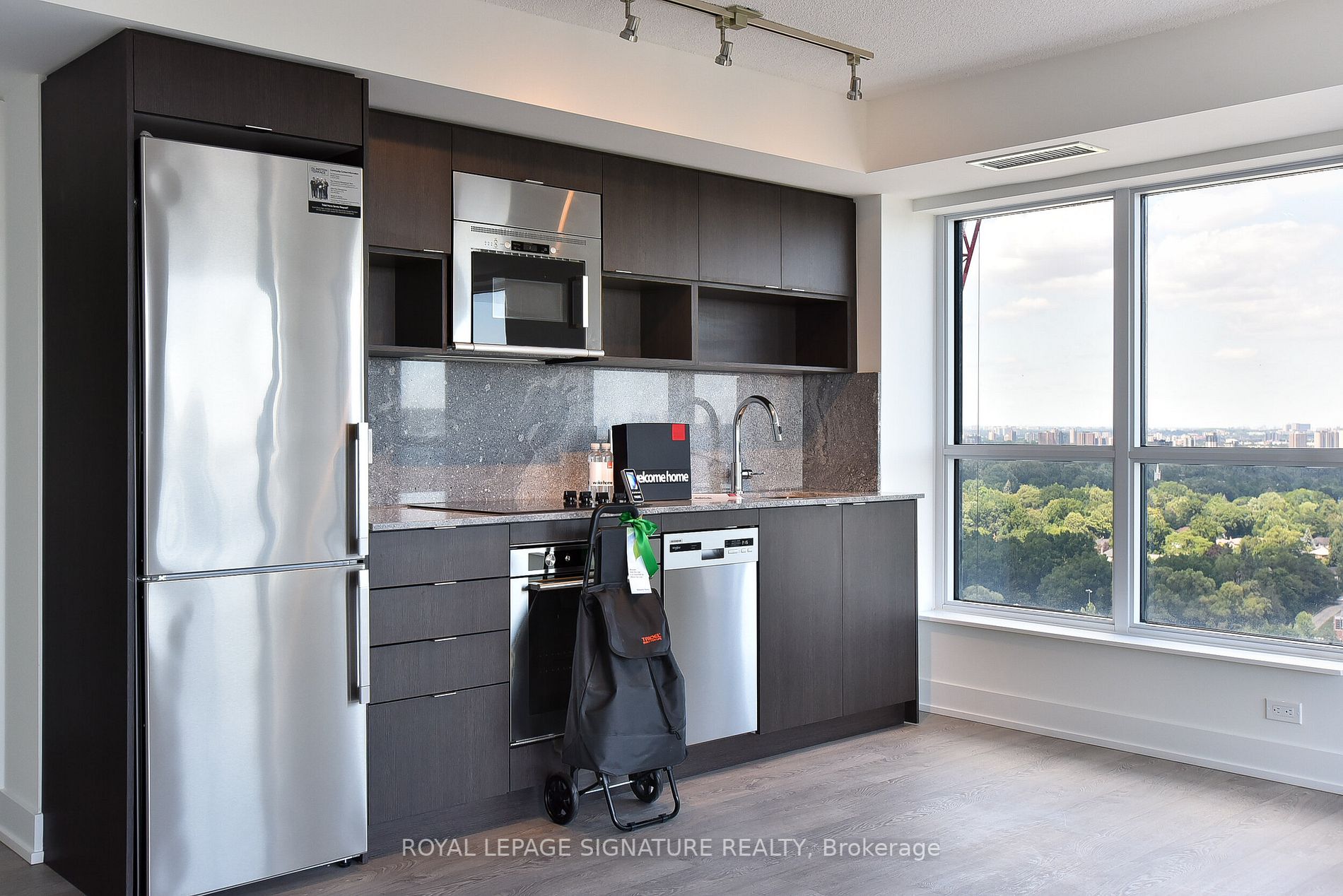 7 Mabelle Ave, #2308