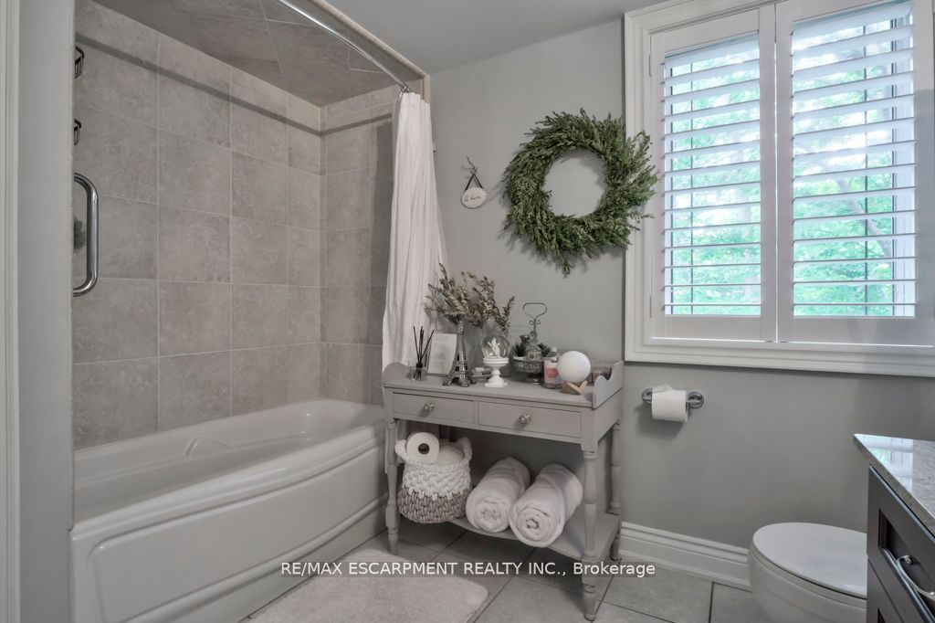 390 Upper Middle Rd E, #306