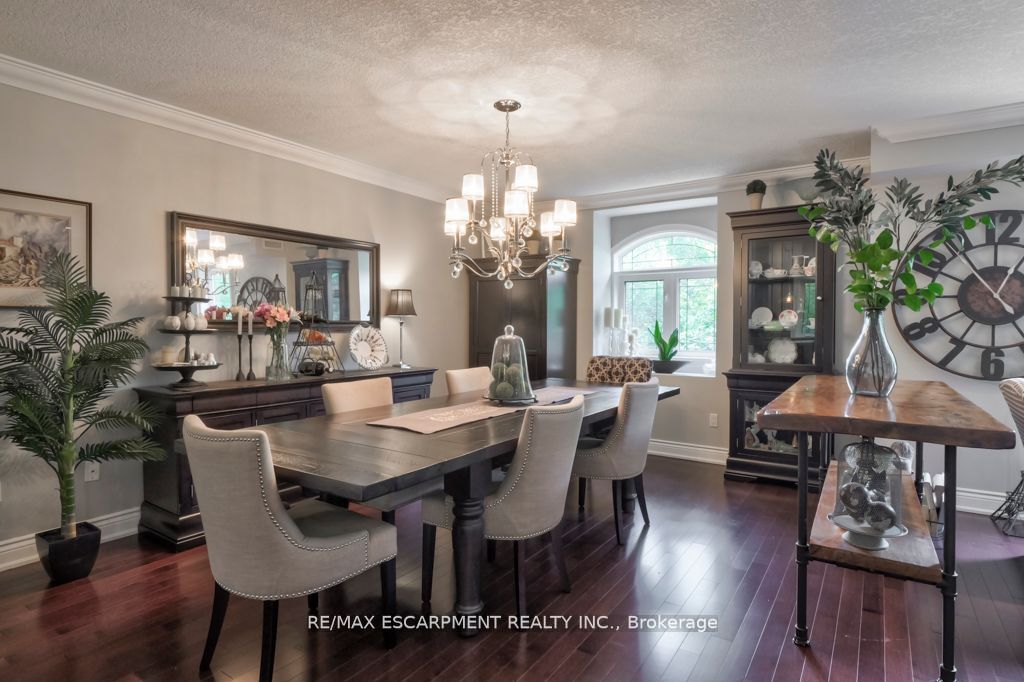 390 Upper Middle Rd E, #306