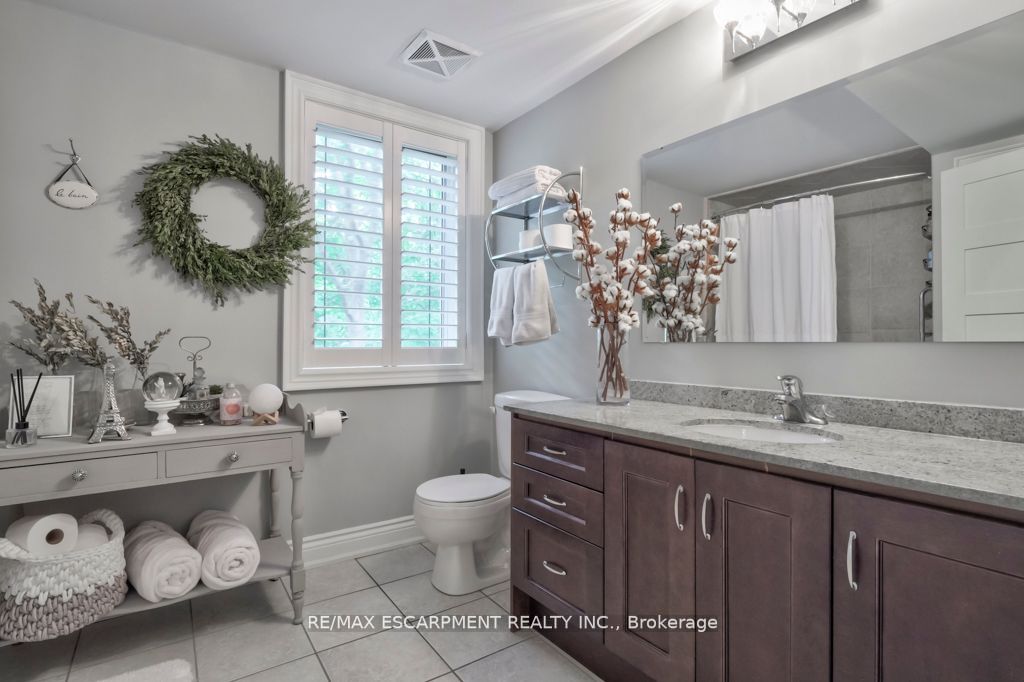 390 Upper Middle Rd E, #306