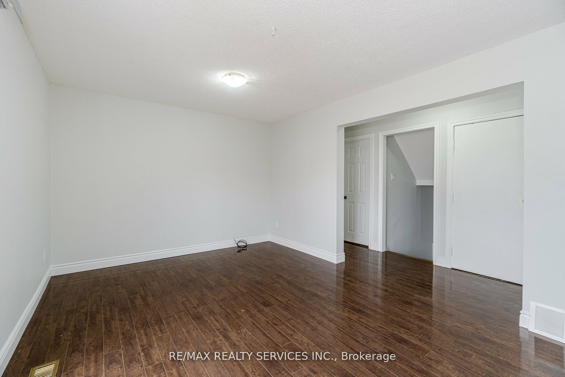8 Deerpark Cres