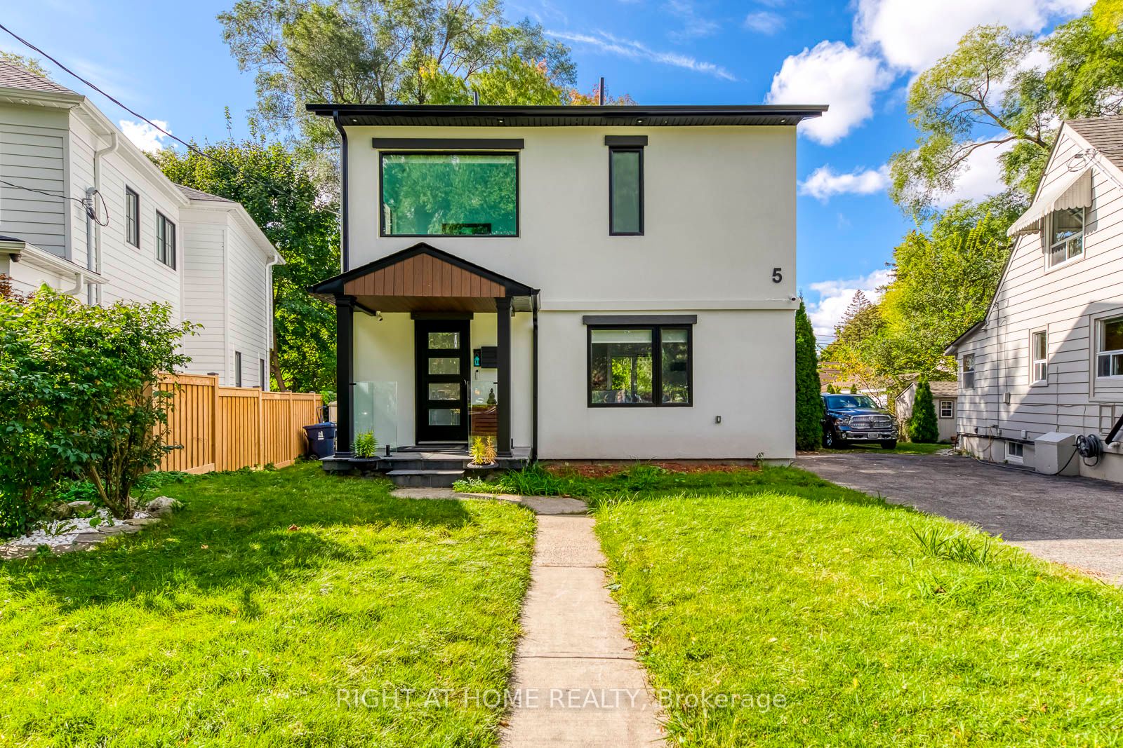 5 Saunders Cres