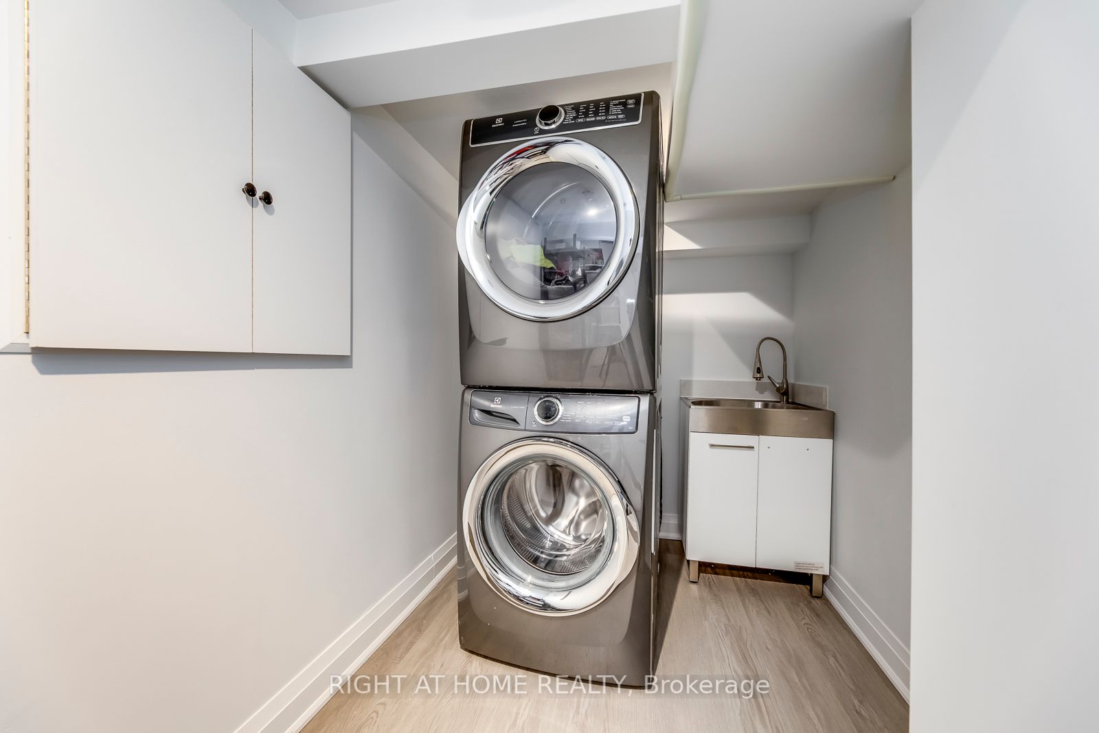 5 Saunders Cres