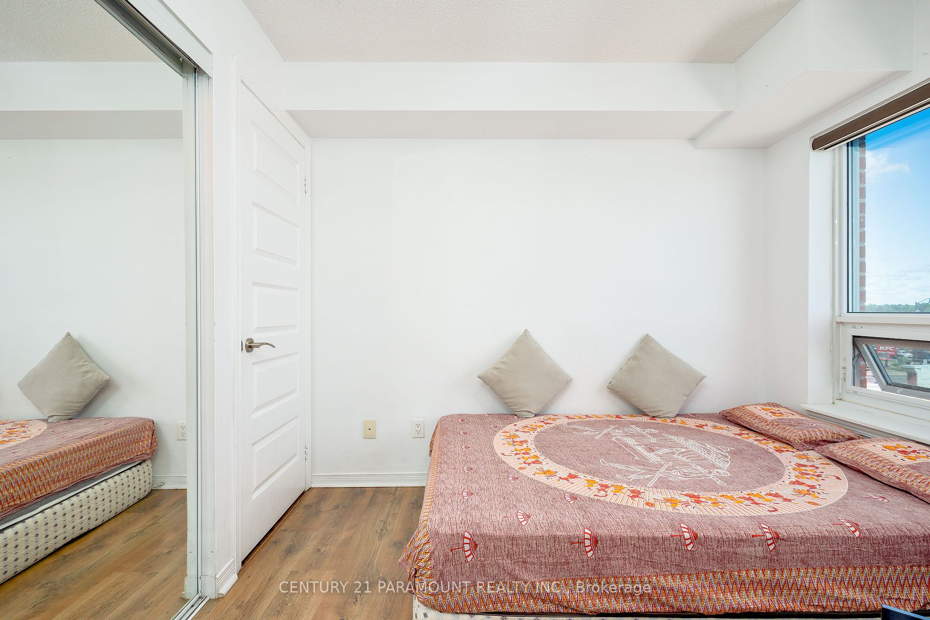 215 Queen St E, #403