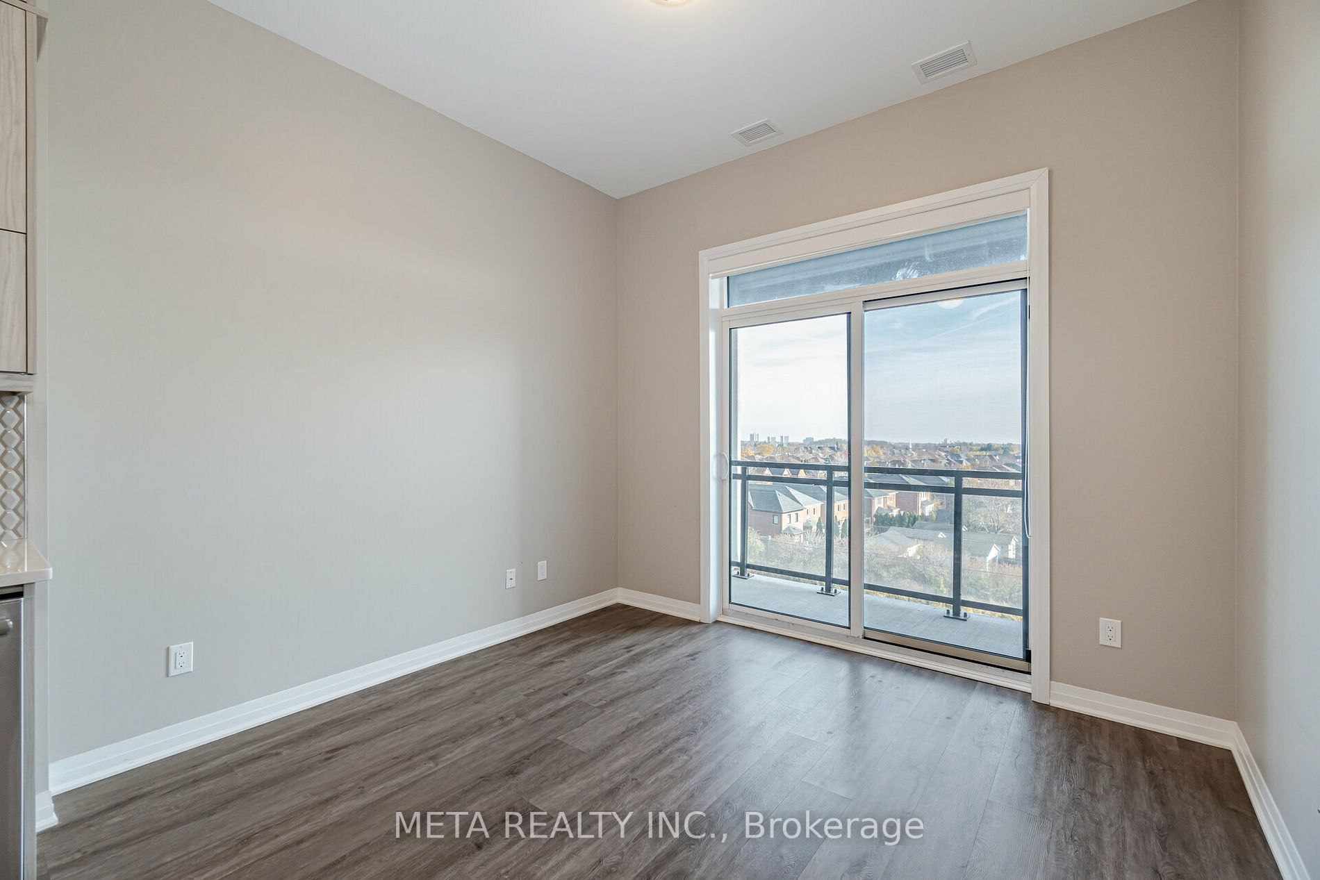 95 Dundas St W, #413