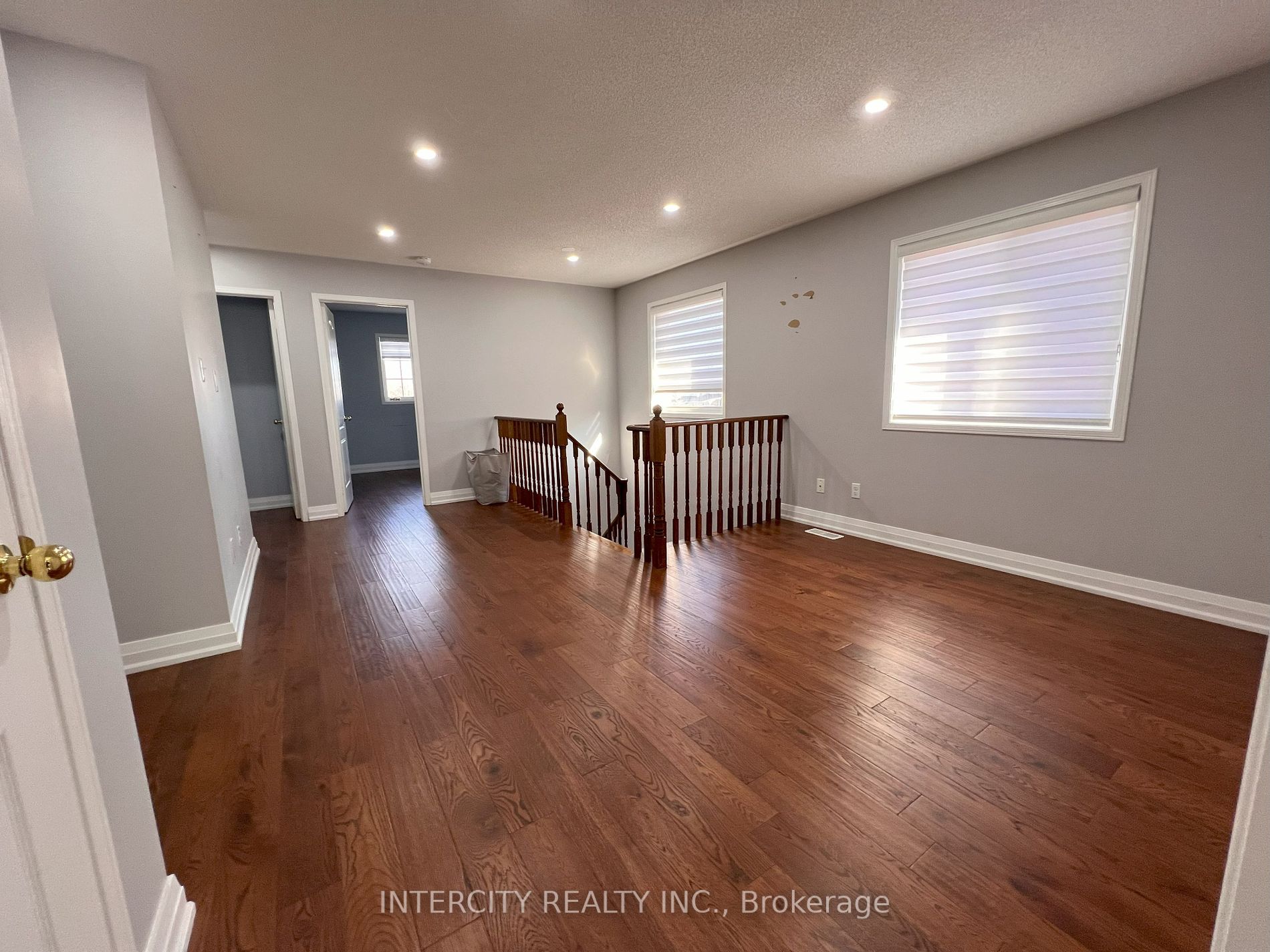 3 Rambling Oak Dr