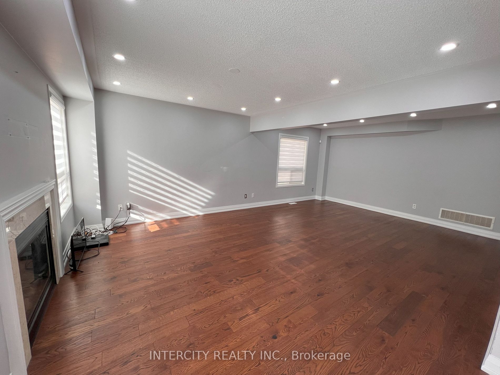 3 Rambling Oak Dr