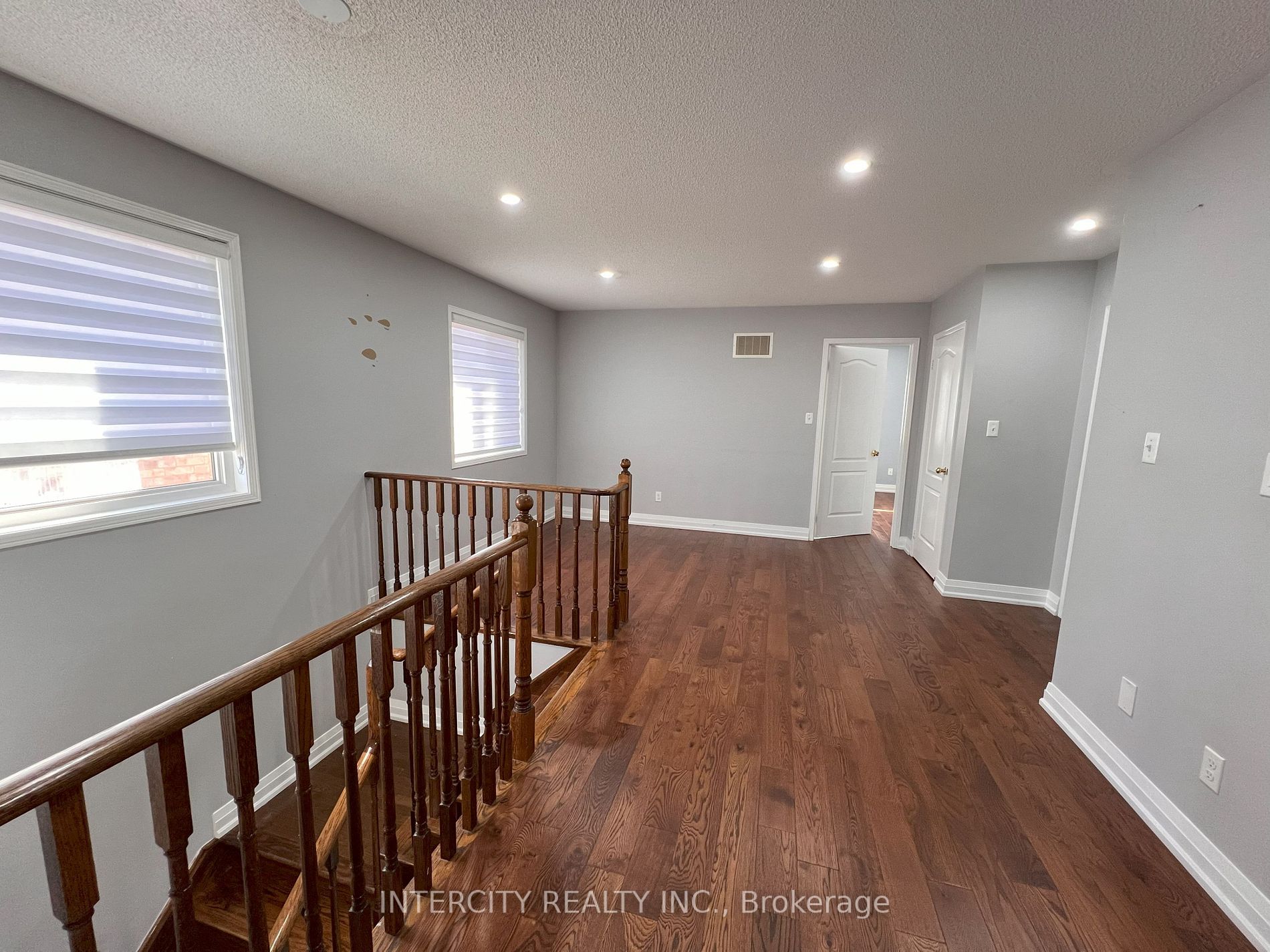 3 Rambling Oak Dr