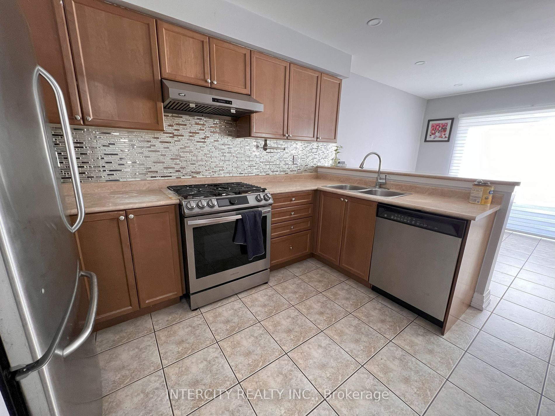 3 Rambling Oak Dr
