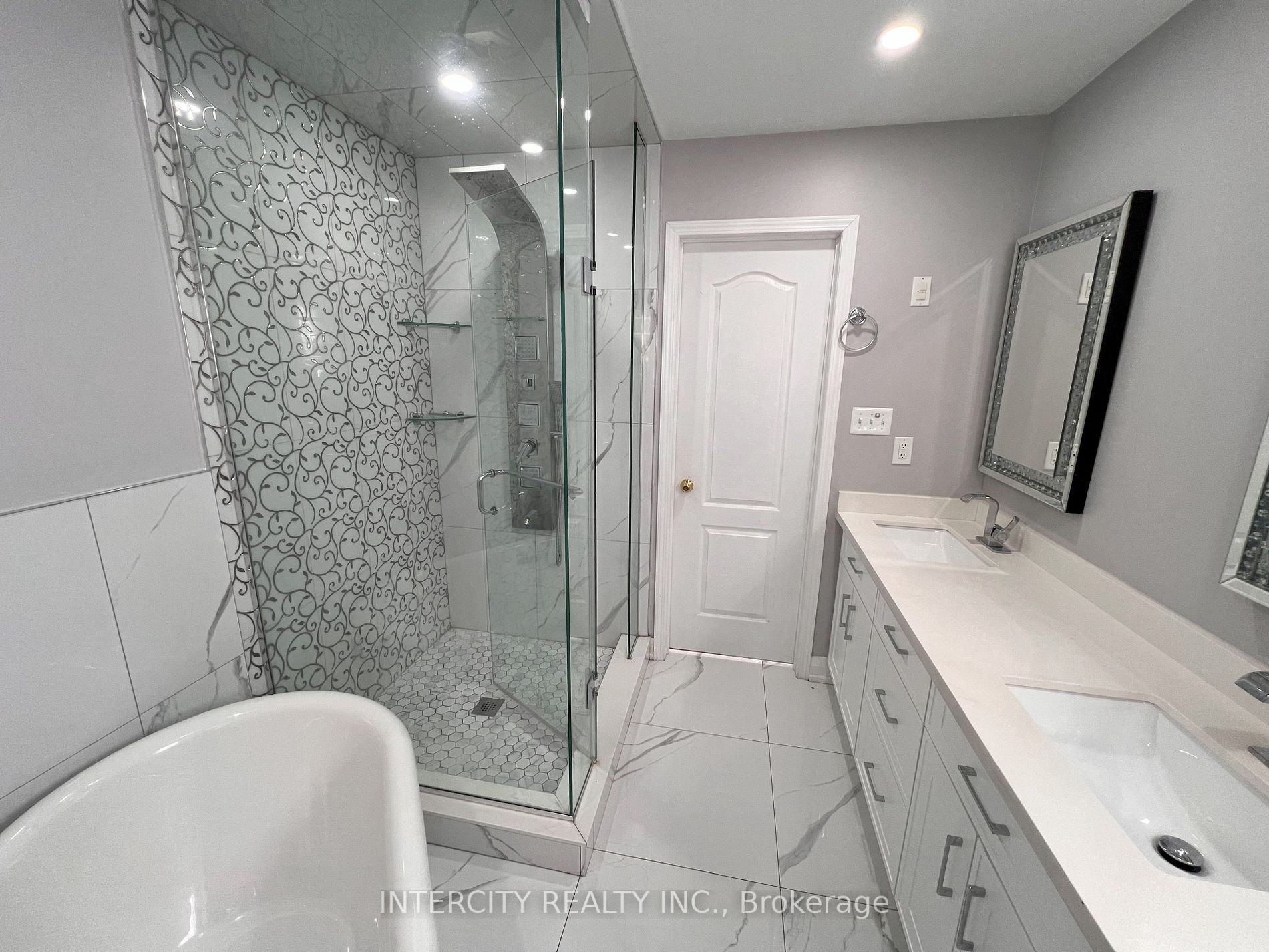 3 Rambling Oak Dr