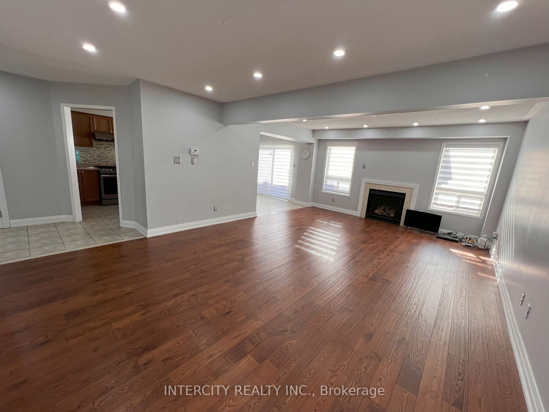 3 Rambling Oak Dr