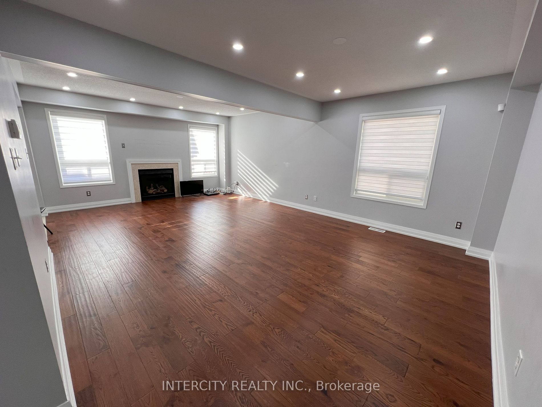 3 Rambling Oak Dr