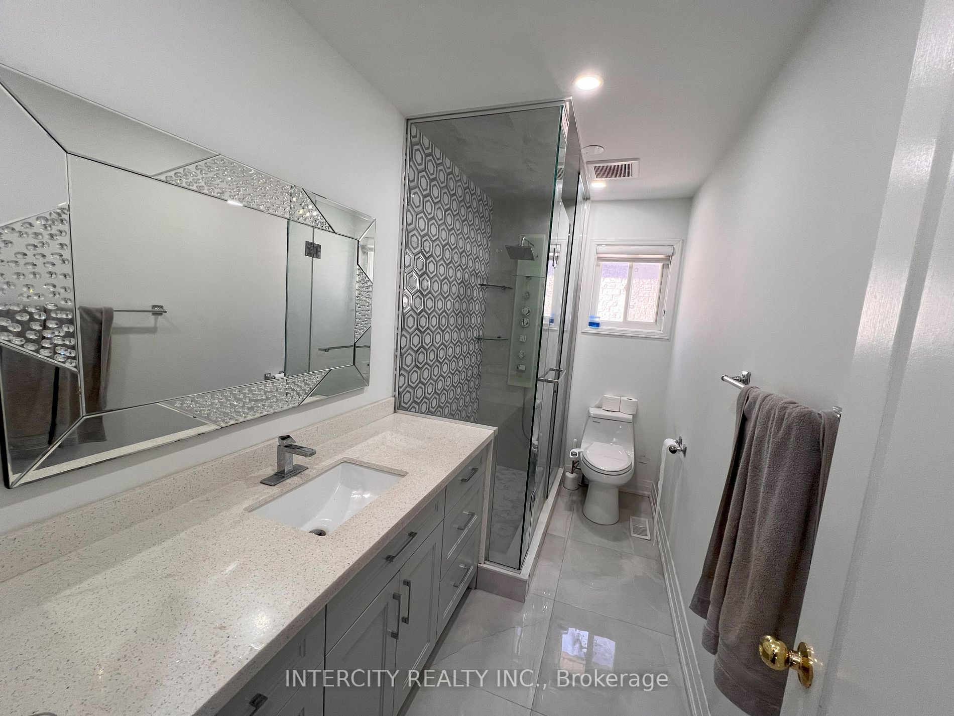 3 Rambling Oak Dr
