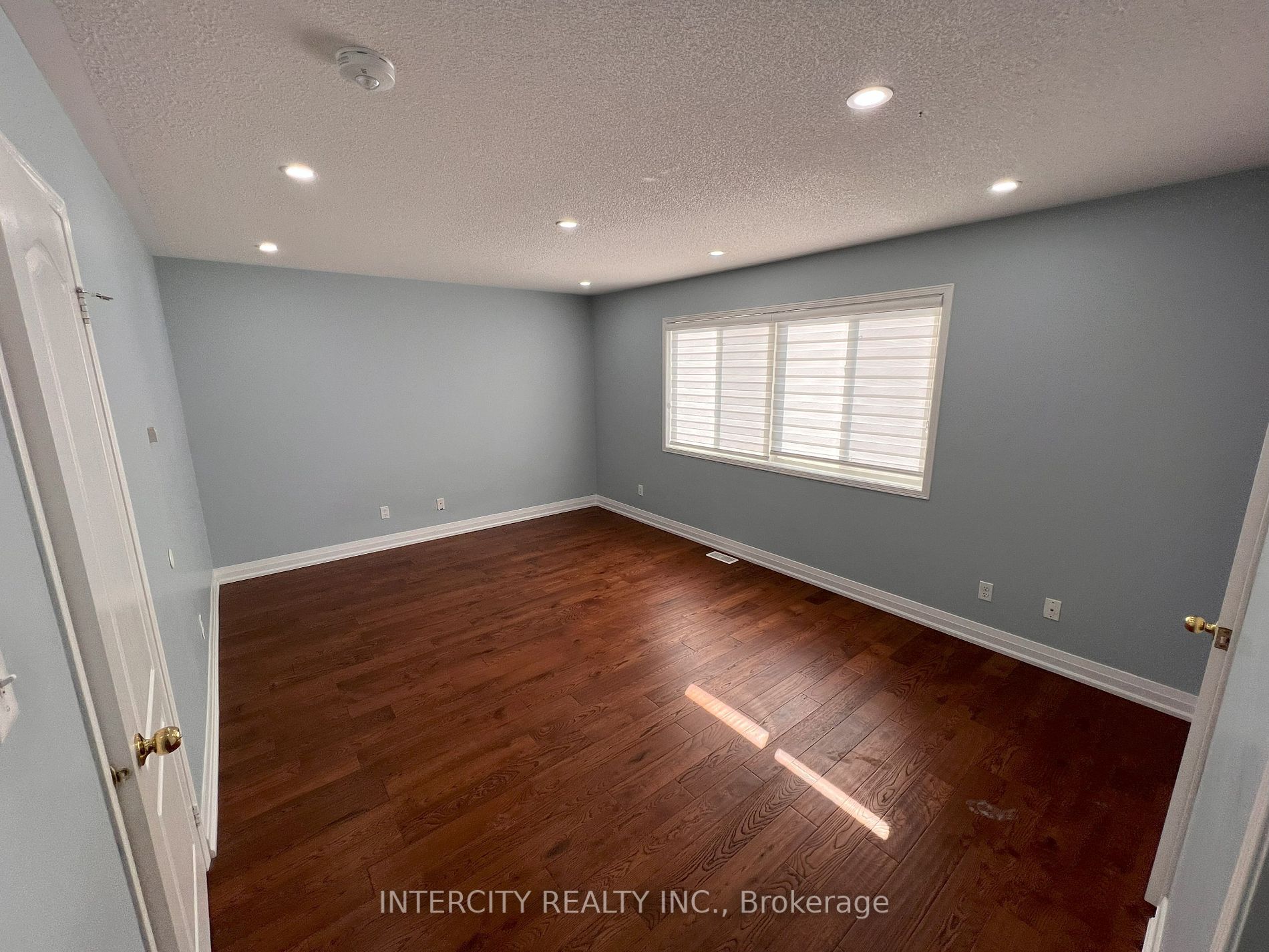 3 Rambling Oak Dr