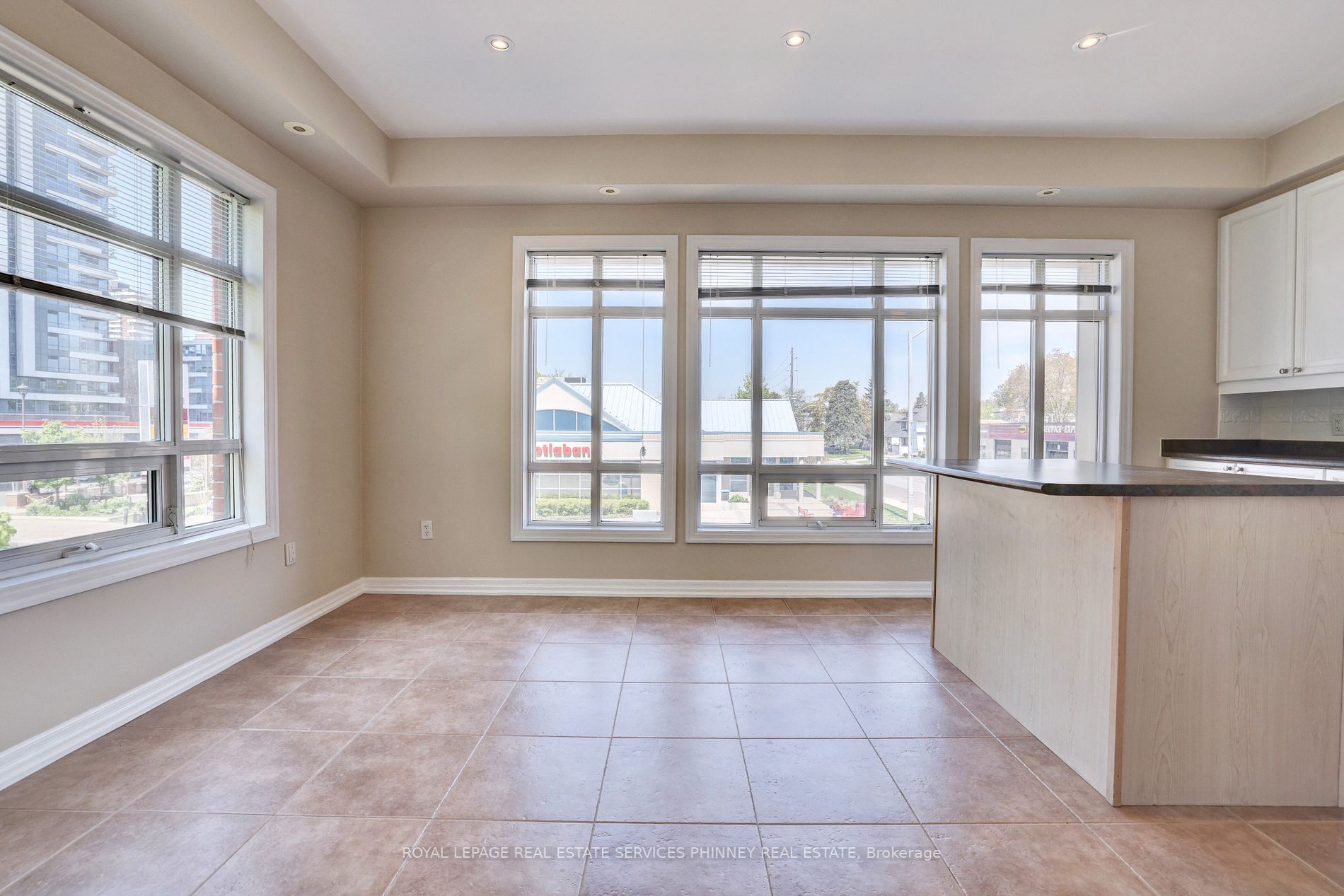 165 Lakeshore Rd E, #11